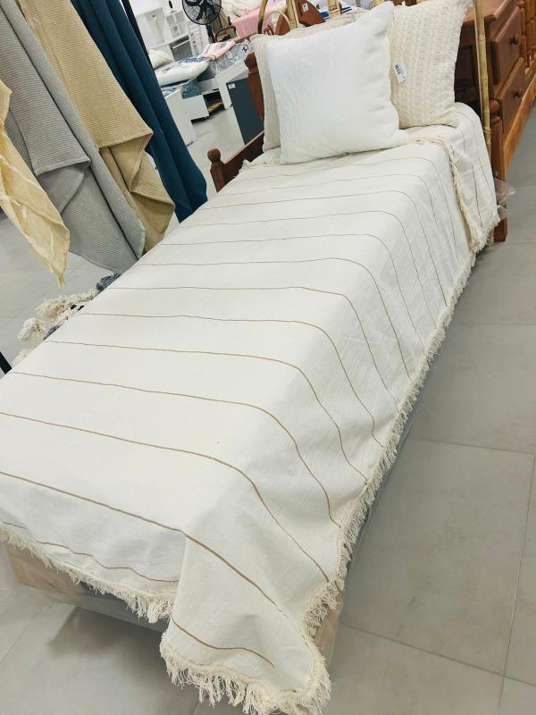 CUBRECAMA 1PL TEJIDO RAYA