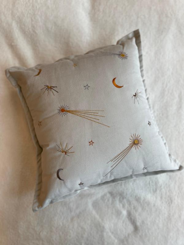 ALMOHADON 50*50 ABEJITA/PLANETA/HONGOS